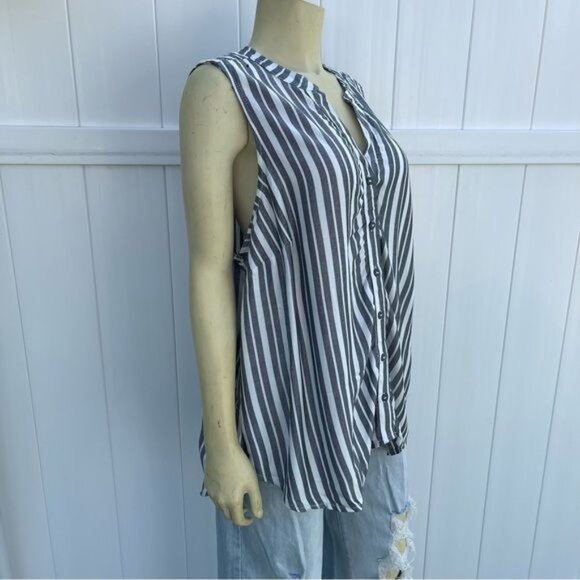Sanctuary Striped Sleeveless Button Front Top Size 1X - Picture 3 of 9